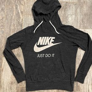 Nike t-shirt weight charcoal gray/black Heather hoodie.
